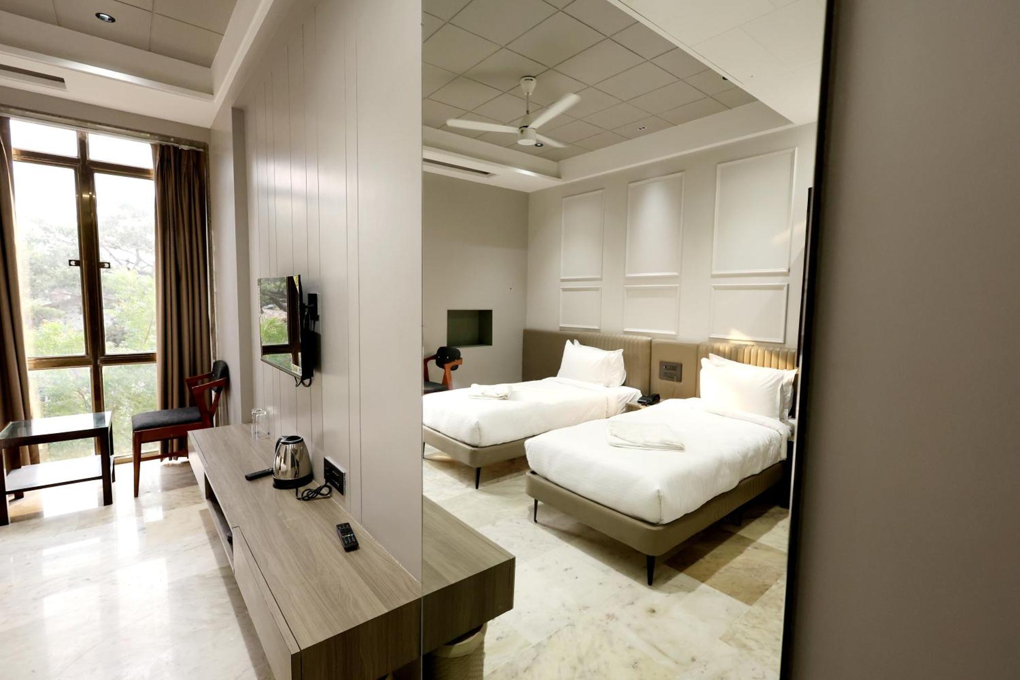 Hotel Statusinn, Ichalkaranji エクステリア 写真