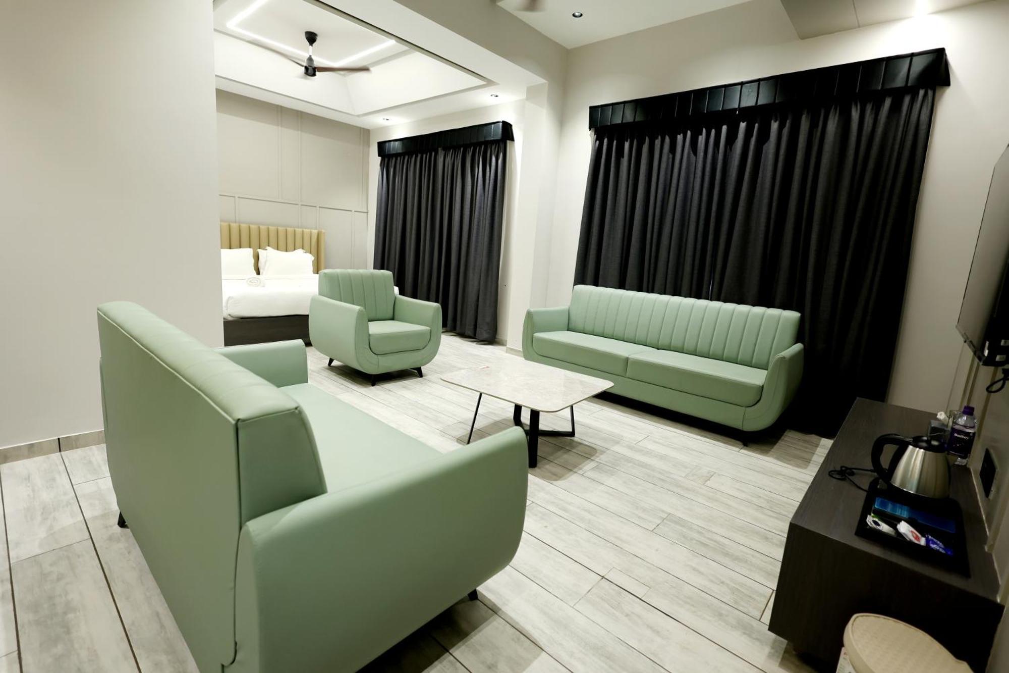 Hotel Statusinn, Ichalkaranji エクステリア 写真