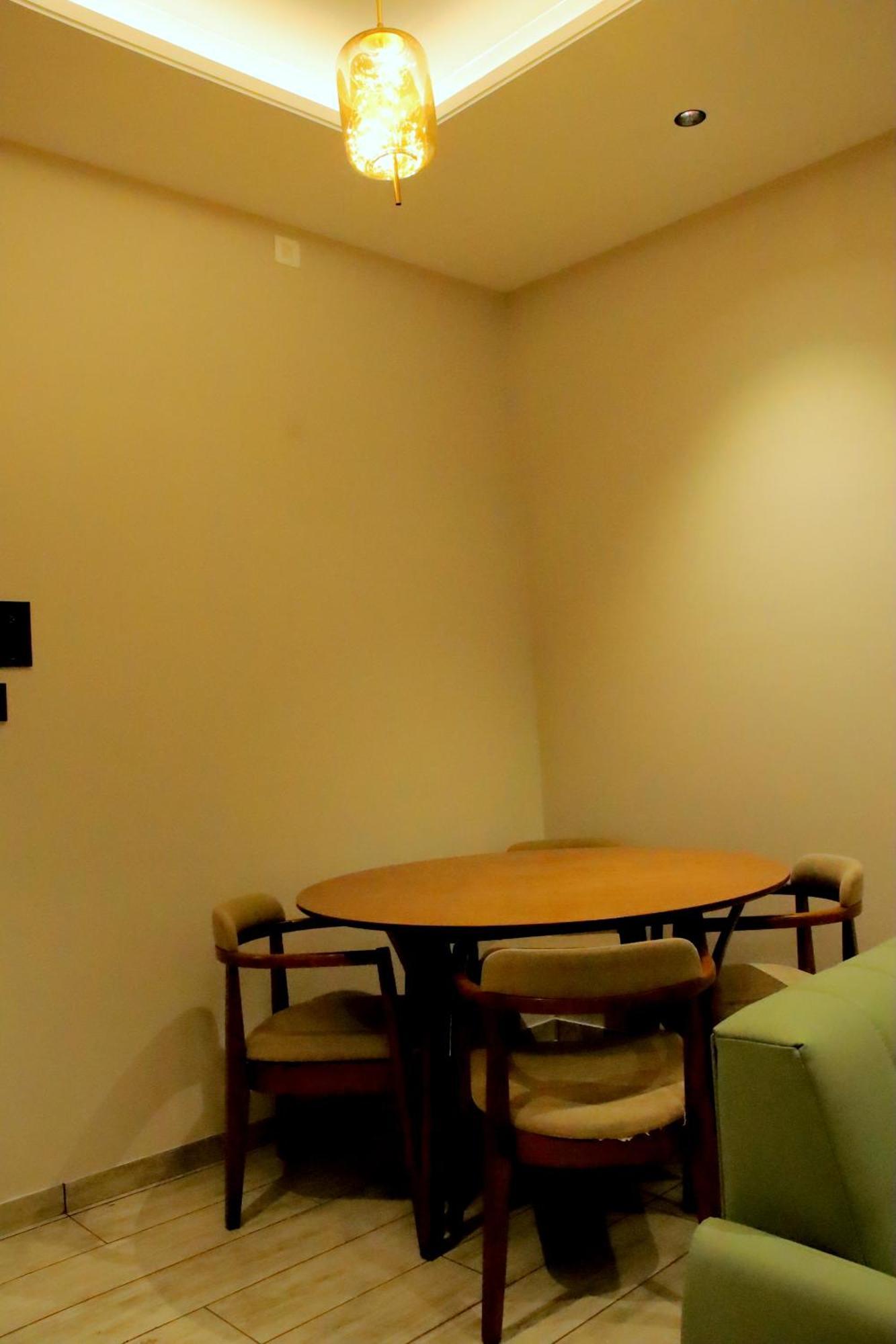 Hotel Statusinn, Ichalkaranji エクステリア 写真