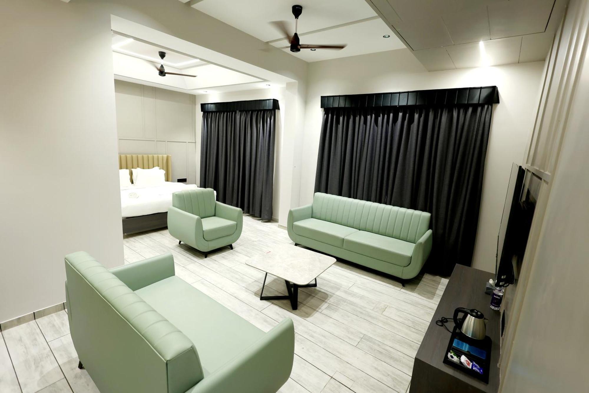 Hotel Statusinn, Ichalkaranji エクステリア 写真