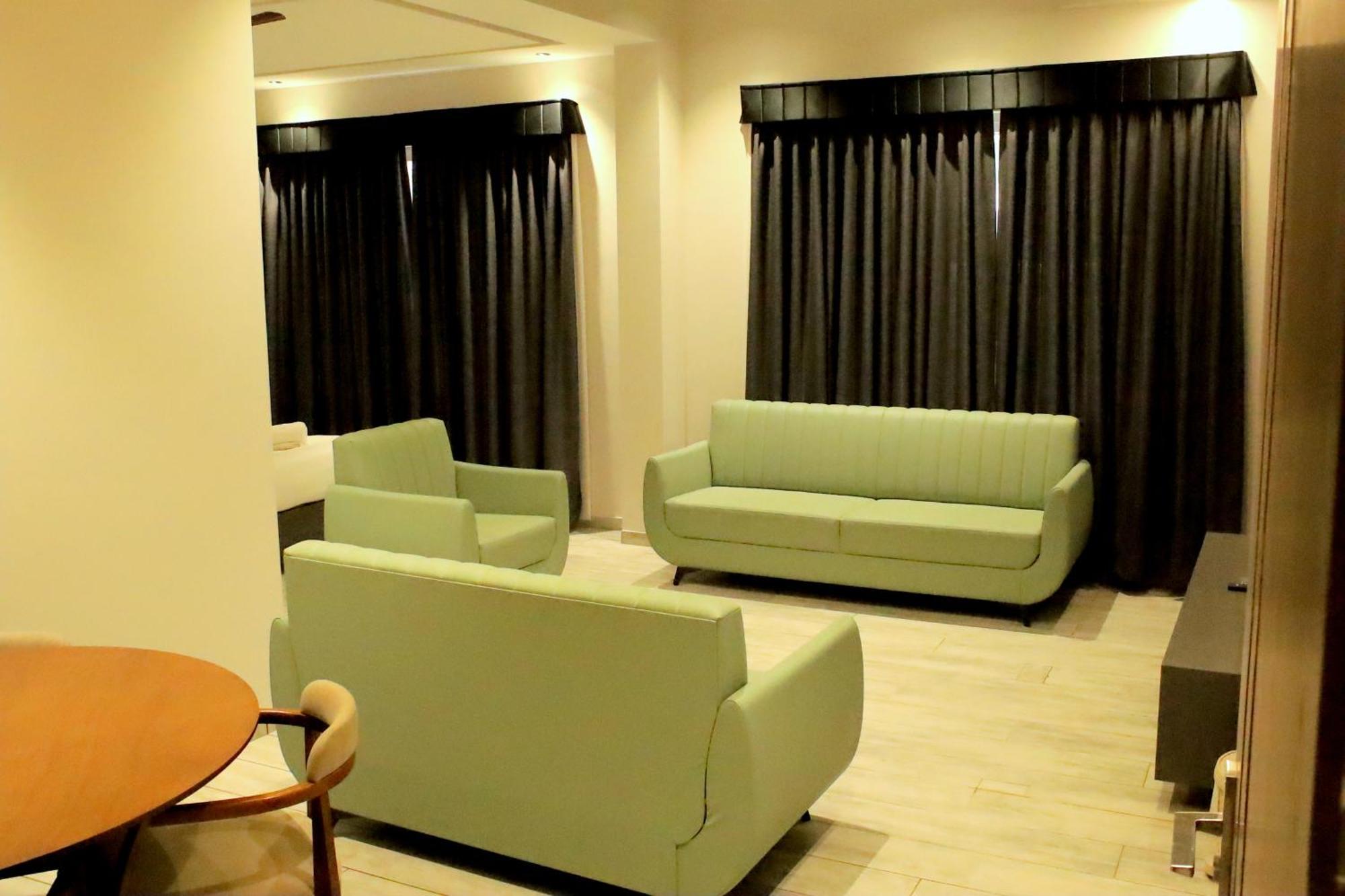 Hotel Statusinn, Ichalkaranji エクステリア 写真